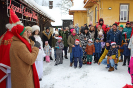 Mikołaj, śnieg i radość dzieci